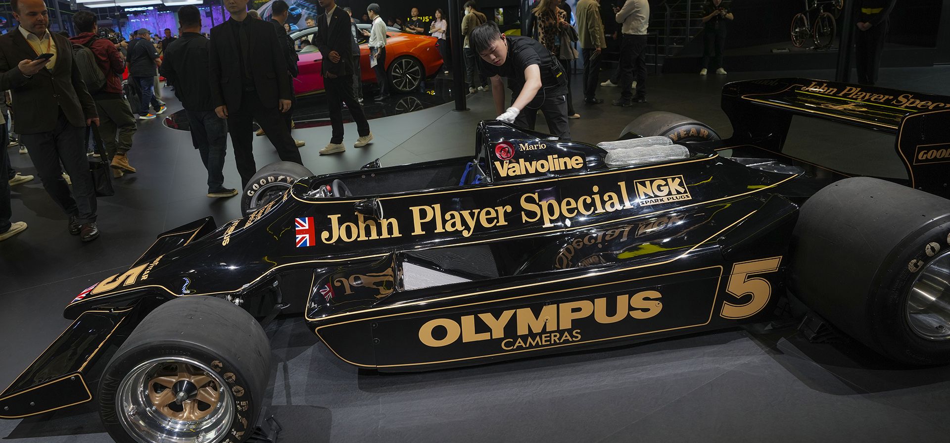 Un trabajador limpia un automóvil John Player Special Lotus durante la inauguración del Salón del Automóvil de China en Beijing, China, el jueves 25 de abril de 2024. (Foto AP/Tatan Syuflana) Un trabajador limpia un automóvil John Player Special Lotus durante la inauguración del Salón del Automóvil de China en Beijing, China, el jueves 25 de abril de 2024. (Foto AP/Tatan Syuflana)