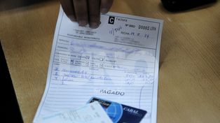 Al entregar factura de compra, un negocio no puede adicionar ningún recargo