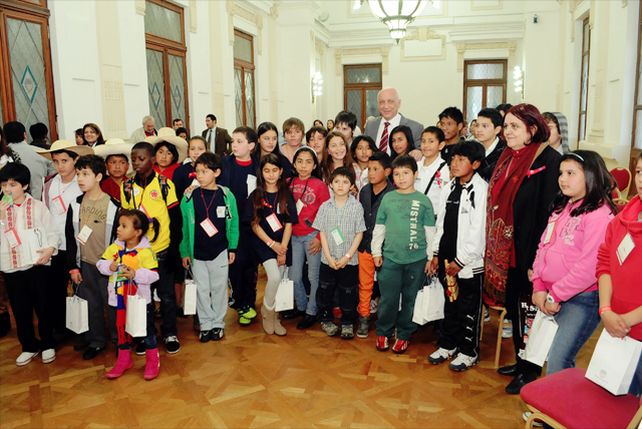 Bonfatti recibió a los niños extranjeros que participan del Congreso de los Chicos