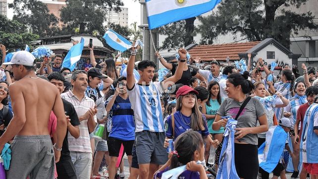 Cientos de santafesinos festejaron el triunfo de Argentina sobre Polonia en las calles de la ciudad. 