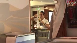 Insólito: una azafata fue escrachada por un pasajero reciclando champagne