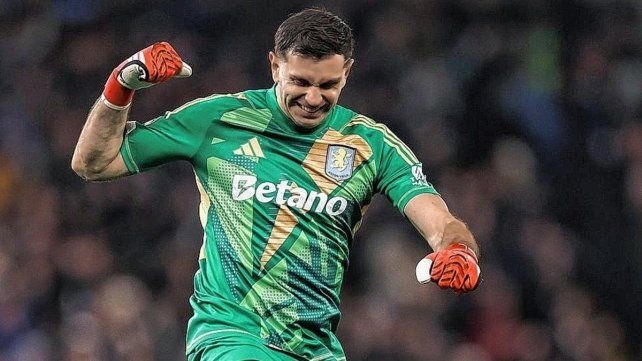El Dibu Martínez festejó a lo grande pasaje de&nbsp; Aston Villa.