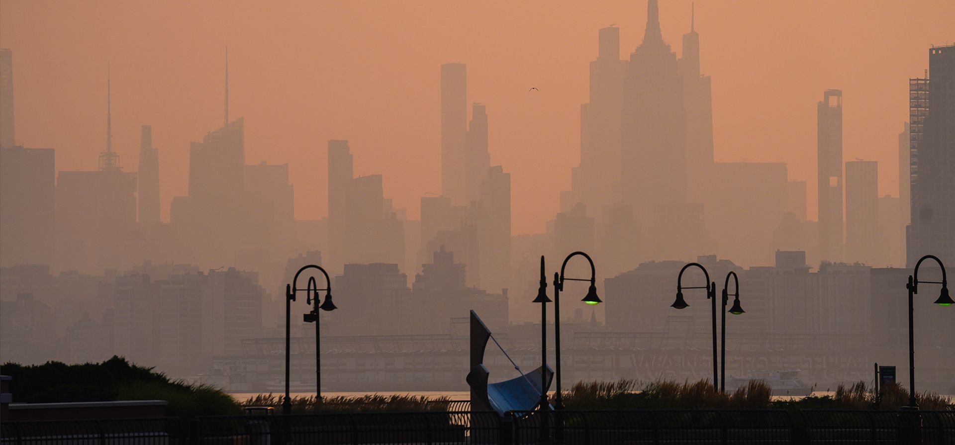 El horizonte de la ciudad de Nueva York se ve a través de una capa de humo de incendios forestales, en Jersey City, Nueva Jersey, el viernes 17 de julio de 2026. (Foto AP/Ryan Murphy) El horizonte de la ciudad de Nueva York se ve a través de una capa de humo de incendios forestales, en Jersey City, Nueva Jersey, el viernes 17 de julio de 2026. (Foto AP/Ryan Murphy)