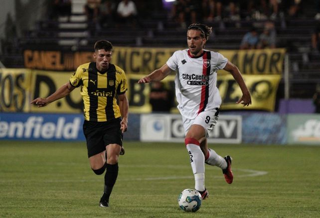 Newells derrotó 1 a 0 a Peñarol con un rendimiento de mayor a menor