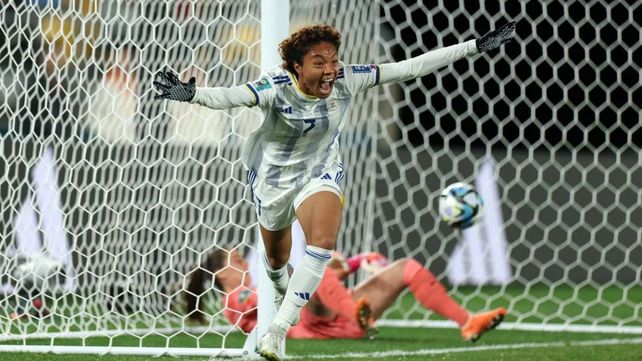 Sarina Bolden celebra a pura carrera el tanto de Filipinas ante Nueva Zelanda.