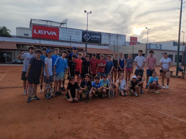 Los chicos del Estudiantes que forman parte del tenis.