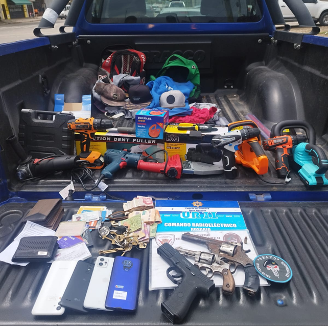 Los elementos secuestrados por la policía tras el asalto a una ferretería en zona norte.&nbsp;