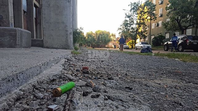Policía santafesina realiza los peritajes en inmediaciones del estadio de Colón tras los tiroteos ocurridos en la tarde del martes durante el encuentro con Peñarol.