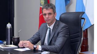 El intendente Enrique Cresto decretó el congelamiento de la planta de personal y la eliminación de cargos