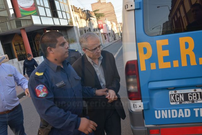 Esposado. Justo José Ilarraz recibió la pena más alta por los abusos.