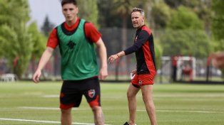 Lucas Bernardi dirigió el miércoles su primer entrenamiento en la primera de Newells.
