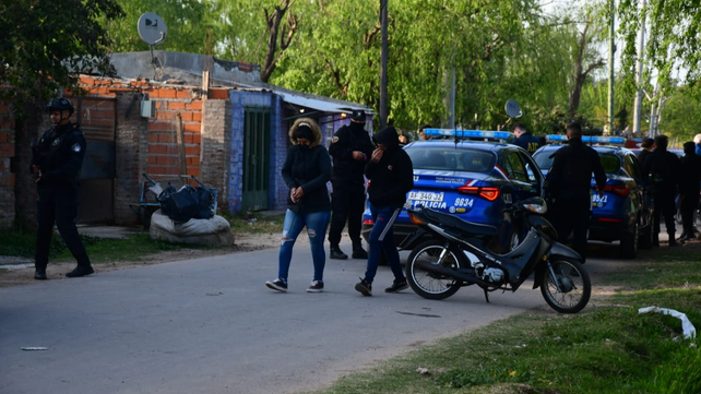 Doble homicidio en Nuevo Alberdi. Fuerte operativo policial mientras se realizan las primeras pericias en el lugar.