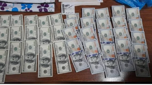 Encontró 16 mil dólares en el colectivo y ahora buscan al dueño