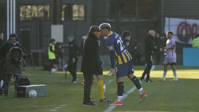 Miguel Angel Russo habla con Enzo Copetti. Central falló al final del primer tiempo con Barracas Central y no pudo levantarlo.