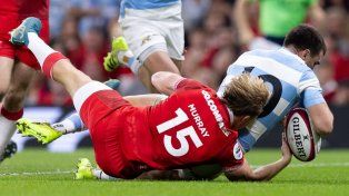 Gerónimo Prisciantelli anota uno de sus tries ante Gales. El apertura tuvo una noche soñada.