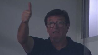 Todo okey. Alfredo Berti siguió el partido desde el palco y entregó momentos virales.