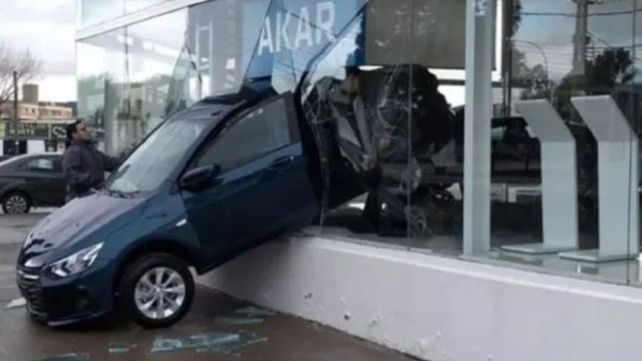 El vehículo quedó estancado entre la vereda y el ventanal.&nbsp; 