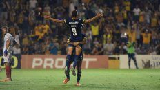 Ruben, la 9 en la espalda y los hinchas de fondo. Ruben, la 9 en la espalda y los hinchas de fondo.