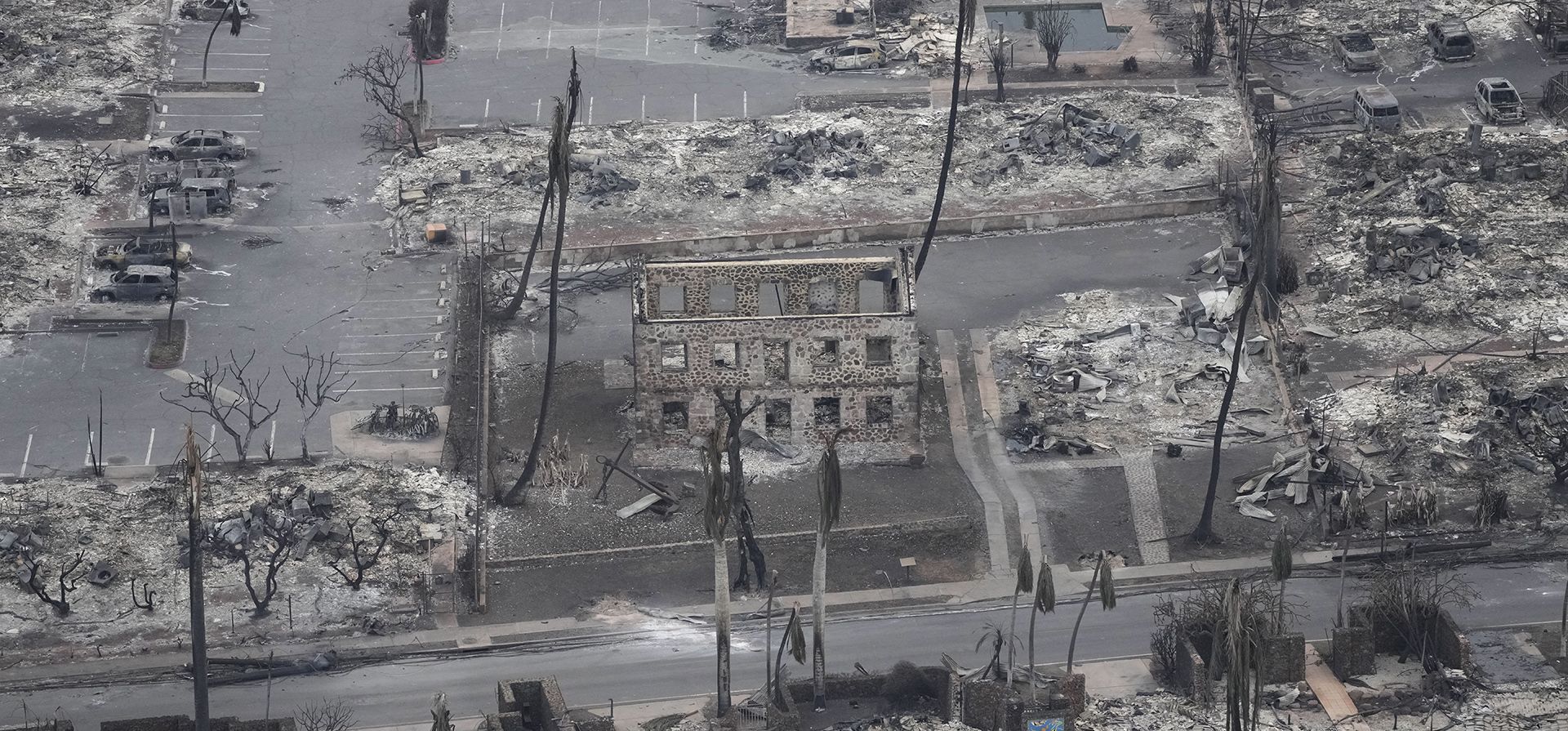 Restos de un incendio forestal se ven en Lahaina, Hawái. La búsqueda entre los restos del incendio forestal en la isla hawaiana de Maui el jueves reveló un páramo de casas quemadas y comunidades arrasadas mientras los bomberos luchaban contra el incendio más mortífero en los EE. UU. en los últimos años. (Foto AP/Rick Bowmer) Restos de un incendio forestal se ven en Lahaina, Hawái. La búsqueda entre los restos del incendio forestal en la isla hawaiana de Maui el jueves reveló un páramo de casas quemadas y comunidades arrasadas mientras los bomberos luchaban contra el incendio más mortífero en los EE. UU. en los últimos años. (Foto AP/Rick Bowmer)