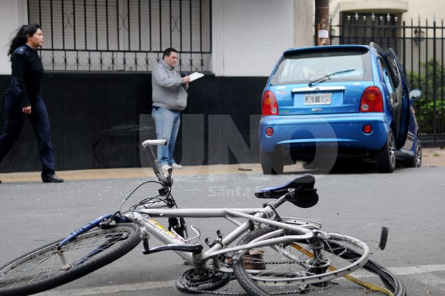 Un auto chocó a un menor en bicicleta en Urquiza y Mendoza