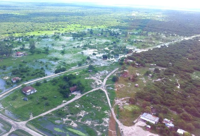 Bajo agua. Hay conexiones viales intransitables en el norte.