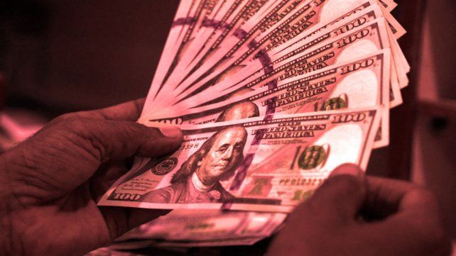 Este martes, cayó el dólar blue por debajo de los 900 pesos