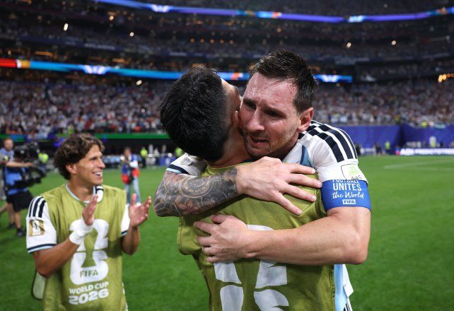Pura emoción. Lionel Messi se abraza con el Toro Martínez tras la victoria agónica ante Egipto.