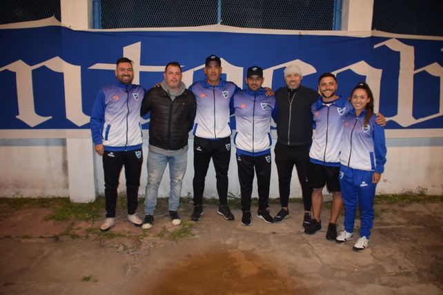 Cuerpo técnico albo. Enzo Affranchino (DT asistente), Emiliano Carmona (secretario deportivo), Juan Pablo Suárez (DT), Oscar Rodríguez (utilero), Diego Acoglanis (manager deportivo), Rodrigo Airaudo (PF) y Darlene Wohlrab (PF).