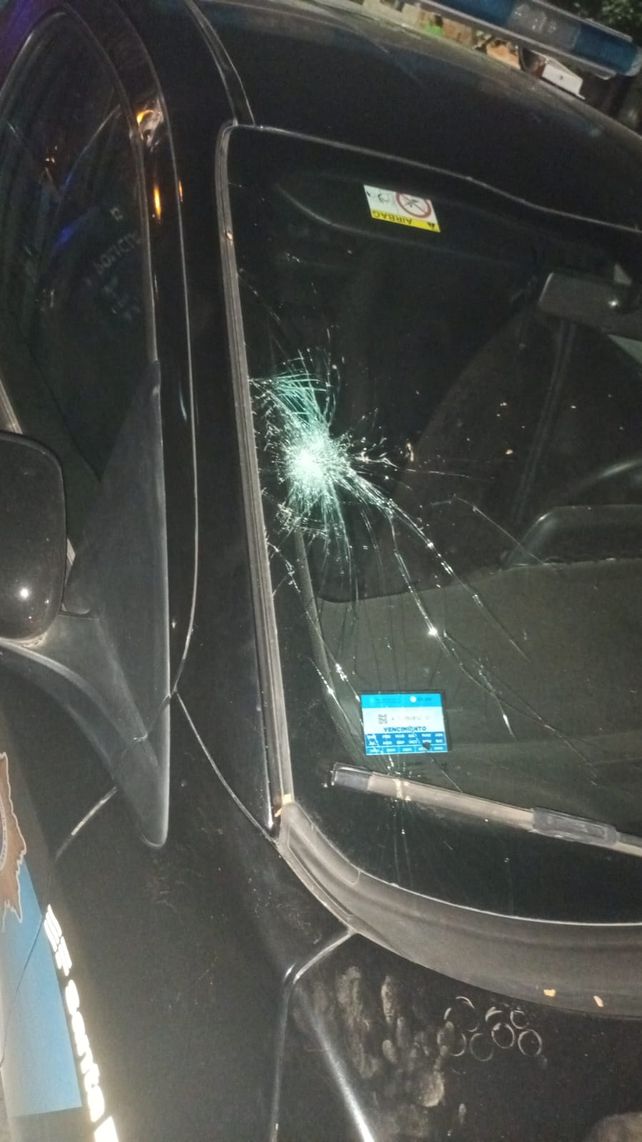 El impacto del piedrazo sobre el parabrisas del móvil policial. El incidente sucedió el domingo a la noche.&nbsp;