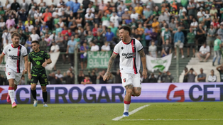El Colo Ramírez acaba de señalar de penal y lo celebra. Newells ganó por 1 a 0 en Junín.