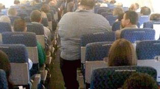 Una azafata justifica con una foto que los obesos m&oacute;rbidos paguen dos asientos