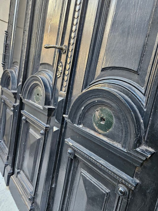Se robaron los herrajes de bronce de las puertas del Teatro El Círculo