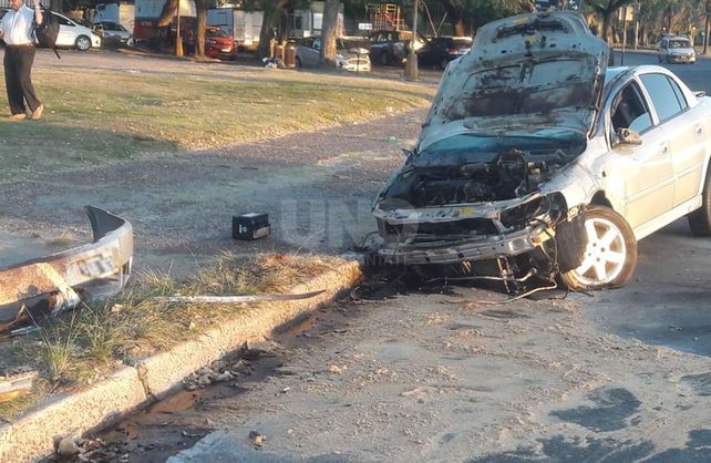 As&iacute; qued&oacute; el auto tras el vuelco e incendio.