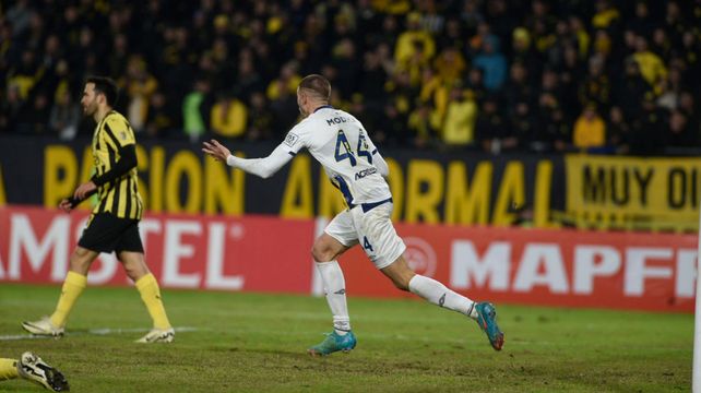 Agustín Módica celebra el gol de Central en el Campeón del Siglo, que ponía a Peñarol contras las cuerdas en el final. Hoy el Candombero está en semifinales.
