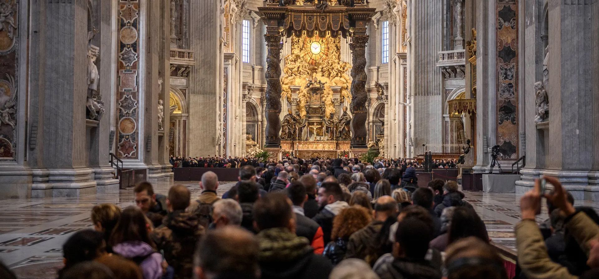 Ciudad del Vaticano. El VaticanoLa gente hace cola para ver el cuerpo del Papa emérito Benedicto XVI en la Basílica de San Pedro, ya que yace en estado antes de su funeral. Fotografía: Antonio Masiello/Getty Images