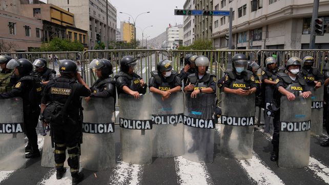 Las fuerzas policiales cercano la zona del Congreso en Lima tras la destitución y detención de Pedro Castillo.