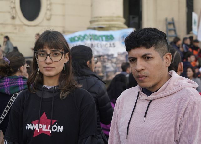 Los estudiantes amenazados participaron del acto frente a la Facultad de Medicina.