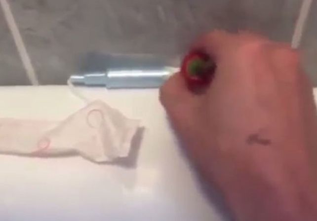 Una broma picante: untó un tampón de su novia con un ají putaparió y grabó su reacción