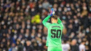 Gianluigi Donnarumma, arquero de PSG, fue blanco de críticas después de la eliminación en la Champions League.