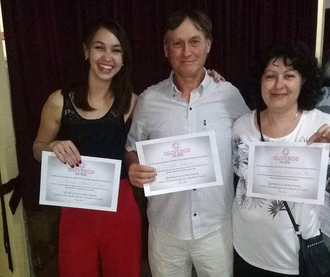 Graduación especial: finalizó la secundaria junto a su mamá y su papá