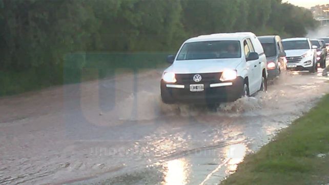 El pozo que se tragó una camioneta volvió a ser un peligro por importante pérdida de agua