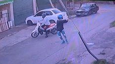 Una cámara de seguridad captó el momento en que un tiratiros dispara contra la vivienda. Una cámara de seguridad captó el momento en que un tiratiros dispara contra la vivienda.