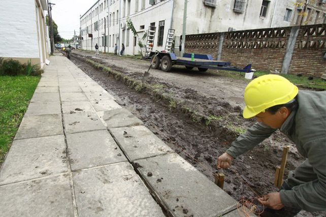 Con el aporte de vecinos y la U. Católica, se realiza otra cuadra de pavimento articulado