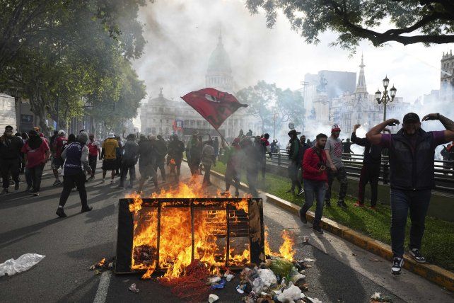 Lo ocurrido en torno al Parlamento puso en alerta al arco sindical.