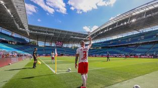 Estadios con gradas vacías, barbijos para casi todos los protagonistas del espectáculo y festejos de gol con estricto cumplimiento del distanciamiento social. Asi fue la vuelta del fútbol alemán.&nbsp;