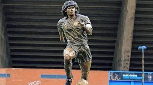La estatua de Diego Maradona fue retirada de Napoli y devuelta a su autor.&nbsp;