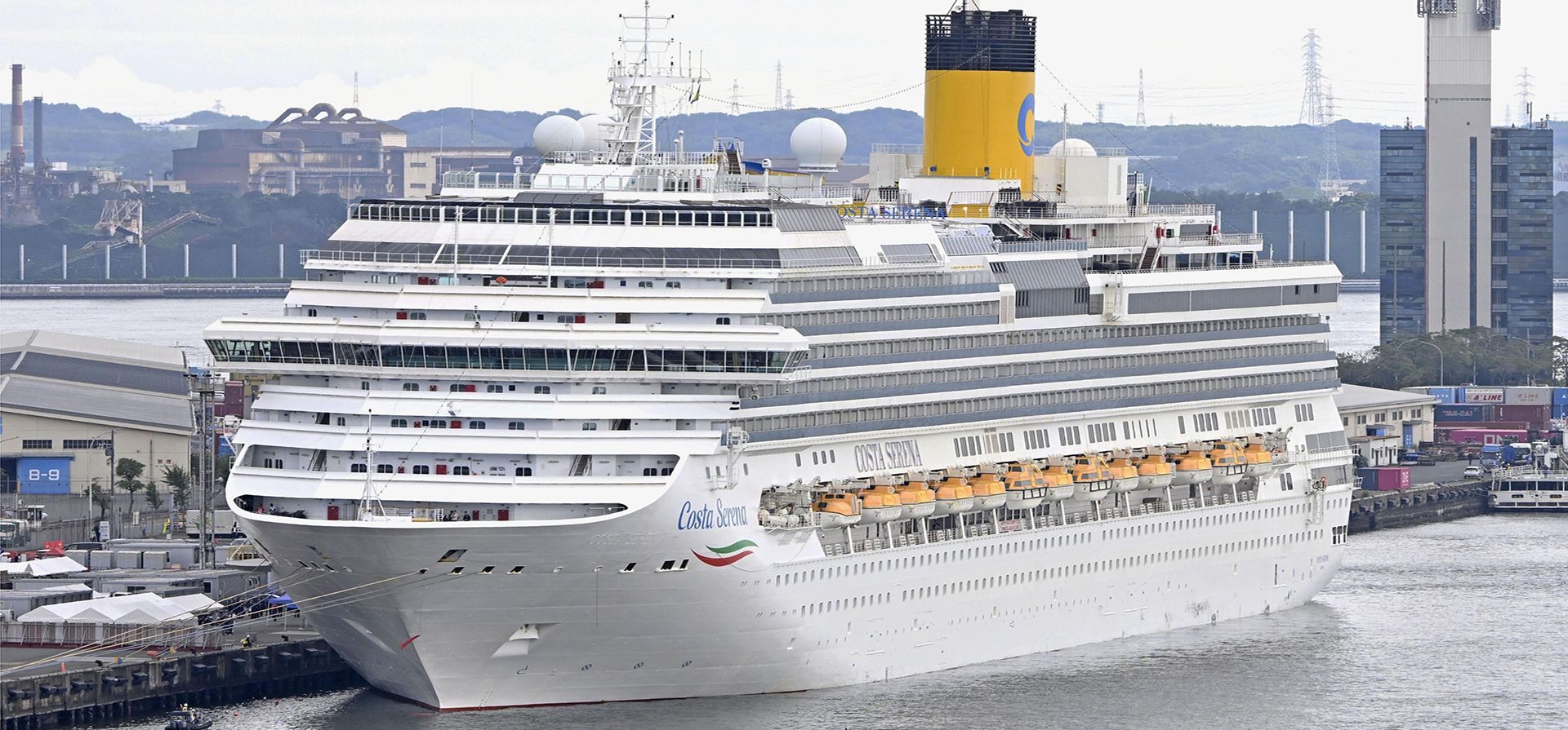 El crucero italiano Costa Serena, que alojará a hasta 5.000 funcionarios y atletas con motivo de los Juegos Asiáticos, llega a un puerto de Nagoya, en el centro de Japón, el martes 15 de septiembre de 2026. (Kazushi Kurihara/Kyodo News vía AP)