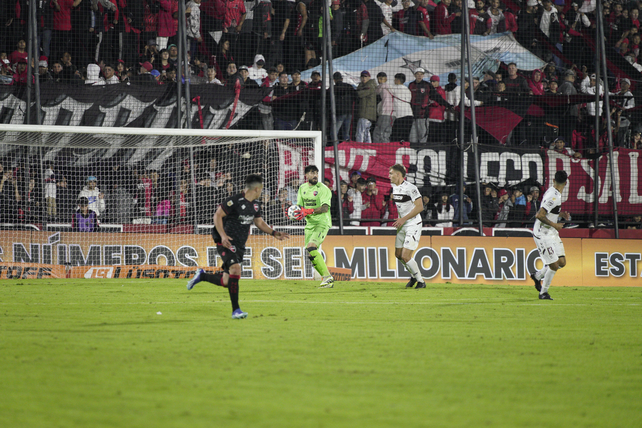 Aprovechó la oportunidad. Lucas Hoyos se mostró seguro bajo los tres palos de la Lepra. Aprovechó la oportunidad. Lucas Hoyos se mostró seguro bajo los tres palos de la Lepra.