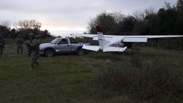 Con 317 kilos de droga. La Policía Federal esperó a la avioneta y detuvo a los narcos que llegaron.