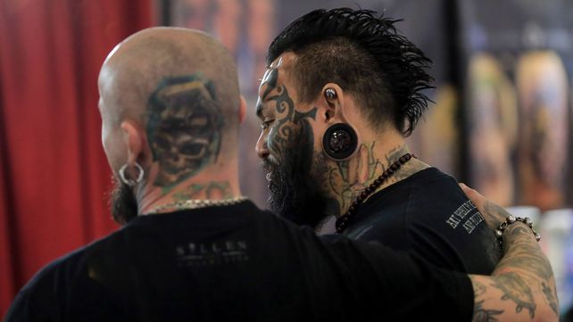 Barbas, bigotes y tatuajes en la convención internacional de Bucarest
